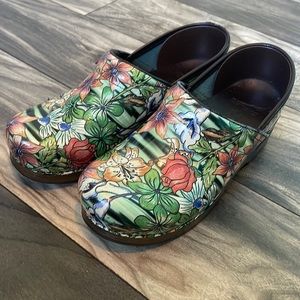 Beautiful Floral Dansko Clogs sz 39
